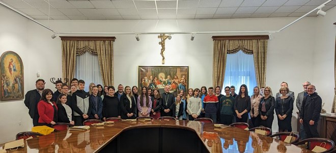 Susret varaždinskog biskupa Bože Radoša i predstojnika Katehetskog ureda s natjecateljima Vjeronaučne olimpijade 2022./2023.